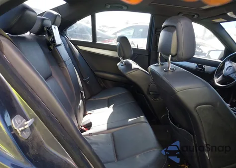 2011 Mercedes-Benz C 300 Luxury/Sport z USA, uszkodzony, nr VIN WDDGF5EB6BR185986